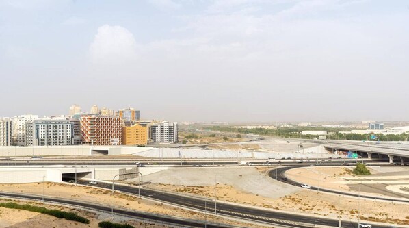 A highway interchange with multiple lanes and a large overpass. - Capital Stay - Cozy Studio in Liwan Dubai (Dubai)
