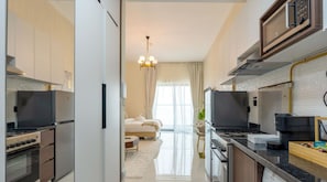 Geladeira, micro-ondas, fogão, cooktop