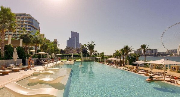 Pool - Luxury Beachfront 3 Bed Apt in Dubai JBR (Dubai)