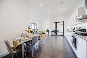 Een koelkast, een microgolfoven, een oven