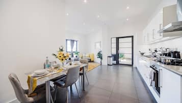 Een koelkast, een microgolfoven, een oven