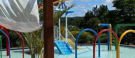 Inomhuspool och 2 utomhuspooler