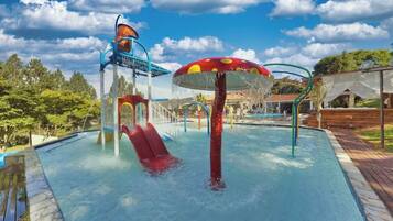 Una piscina techada, 2 piscinas al aire libre