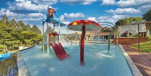 A water park with a slide, a water play area, and a pool. - Hotel Cabana do Rei (Tiradentes)
