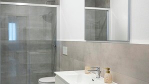 Shower, hair dryer, bidet, towels - Cozy home in the heart of Porto Torres and within walking distance of downtown (Porto Torres)