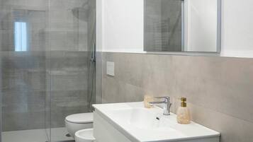 Dusche, Haartrockner, Bidet, Handtücher