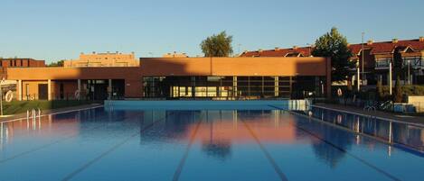 Innenpool, Außenpool (je nach Saison geöffnet)