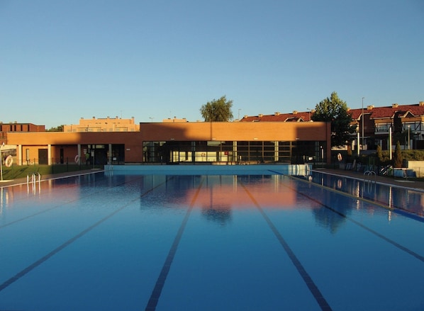 Piscine couverte, piscine extérieure (ouverte en saison)