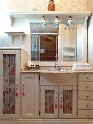 Appartement, 3 chambres, cuisine, vue golf | Salle de bain | Serviettes fournies, papier toilette