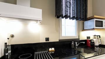 Apartment, 2 Bedrooms | Private kitchen | Coffee/tea maker, electric kettle, dining tables