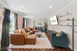 Una Smart TV, una chimenea, videojuegos, libros