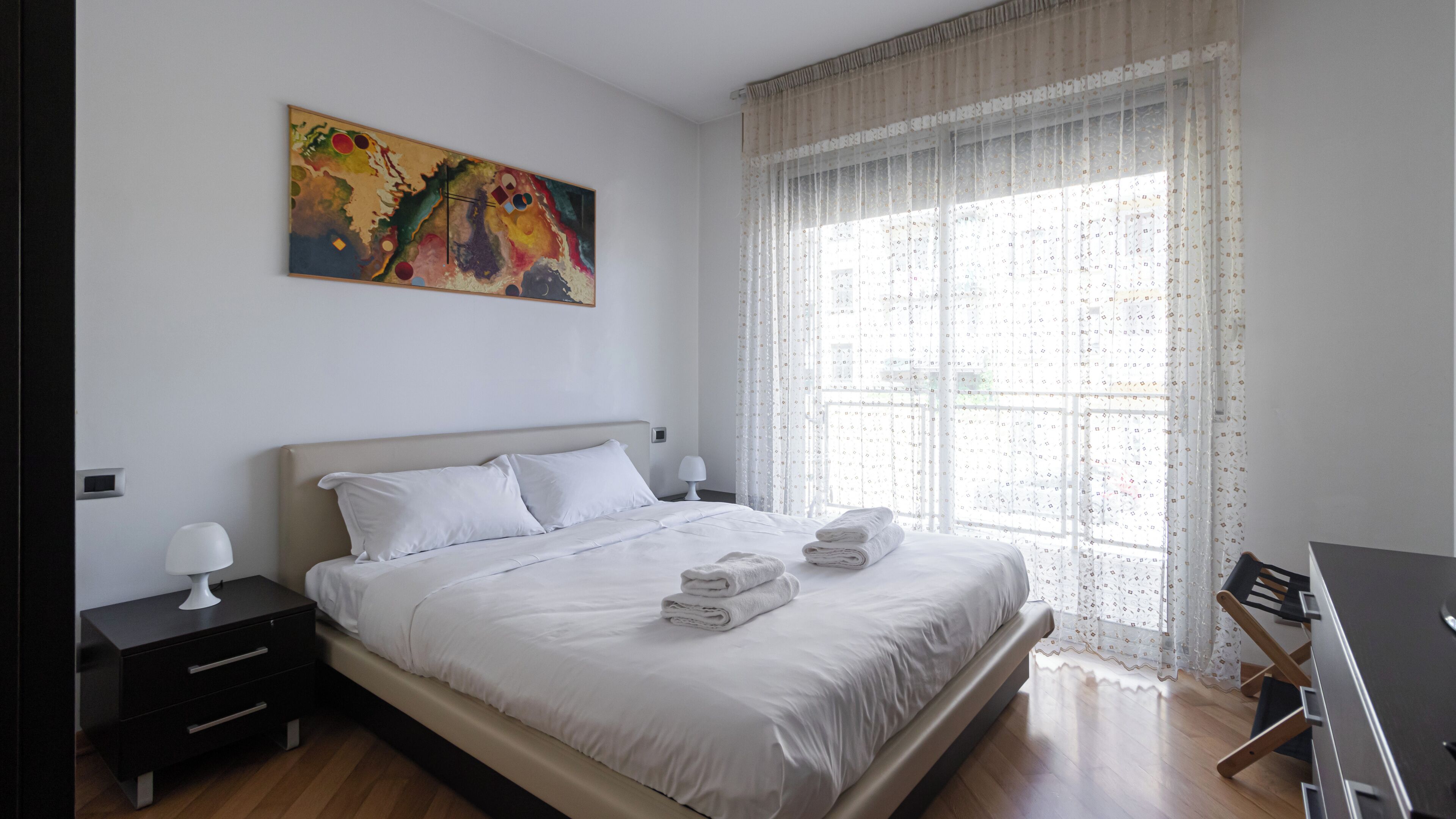 1 habitación, tabla de planchar con plancha, cunas y ropa de cama 