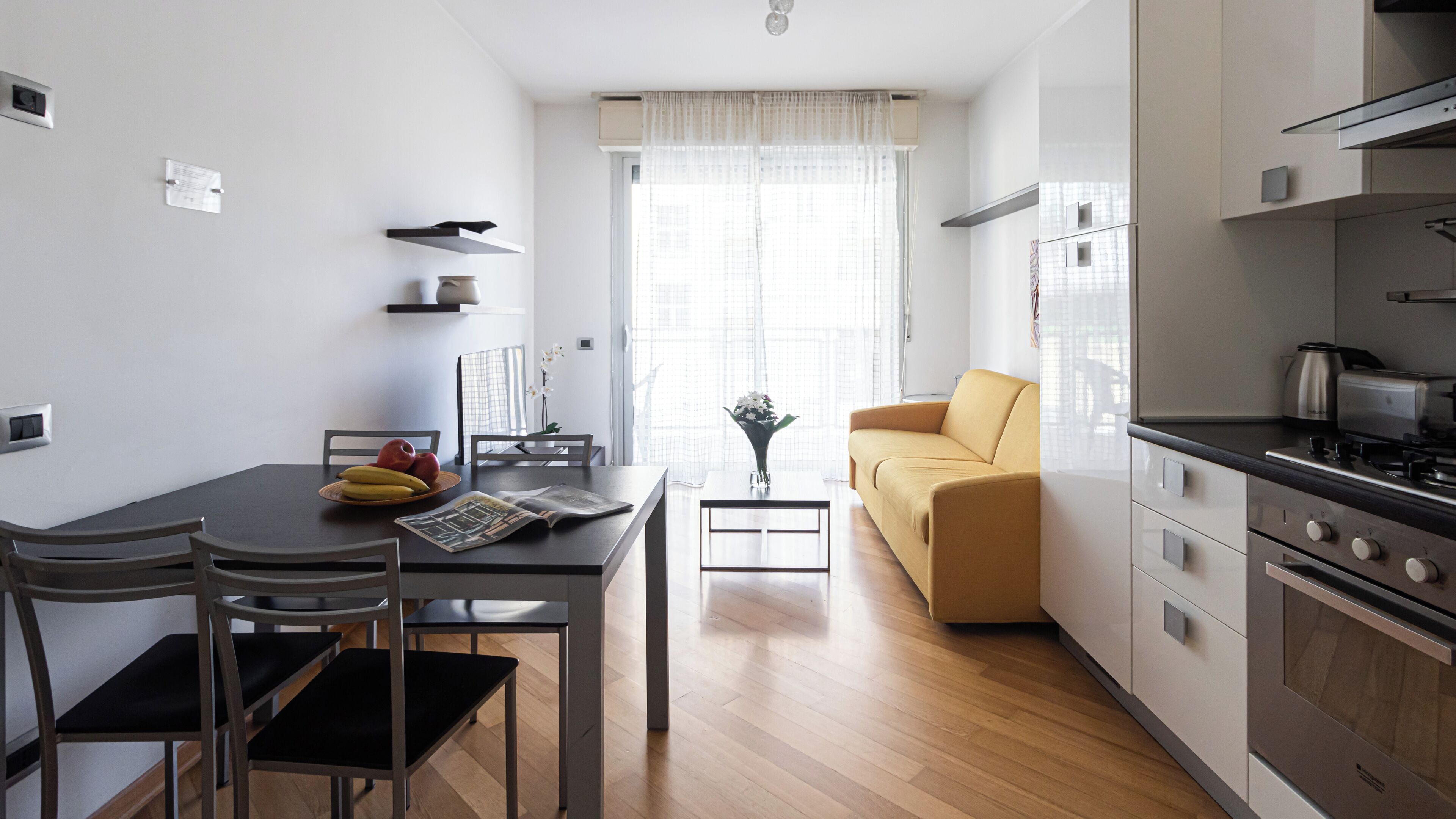 Căn hộ (1 Bedroom) | Khu phòng khách | Smart TV 32-inch có truyền hình cáp 