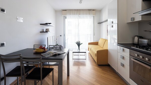 Appartement (1 Bedroom) | Coin séjour | TV connectée de 32 pouces avec chaînes par câble