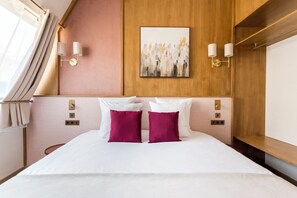 2 makuuhuonetta, työpöytä, silitysrauta/-lauta, vauvan matkasänky