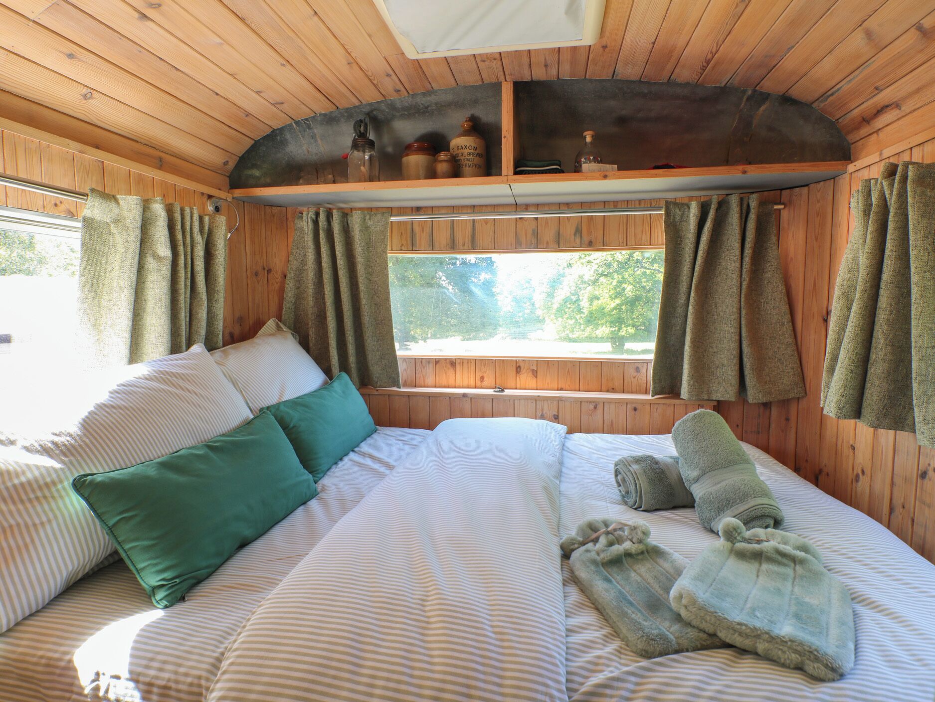 2 dormitoris, decoració individual i mobiliari individual 