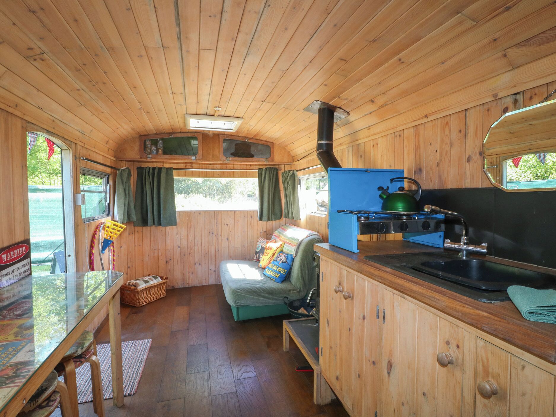 المنشأة من الداخل