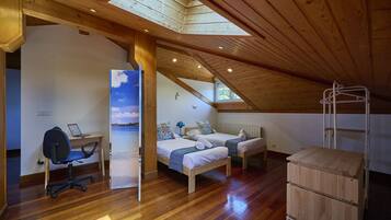 4 bedrooms, free cots/infant beds, bed sheets