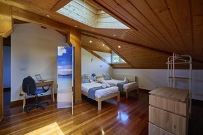 4 chambres, lits bébé (gratuits), draps fournis