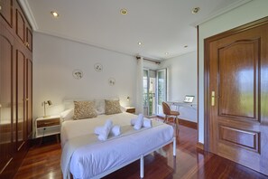 4 bedrooms, free cribs/infant beds, bed sheets