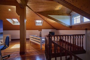 4 bedrooms, free cribs/infant beds, bed sheets