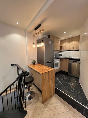 Kylskåp, mikrovågsugn, ugn och spishäll