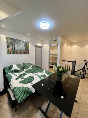 2 chambres, fer et planche à repasser, Wi-Fi gratuit, draps fournis