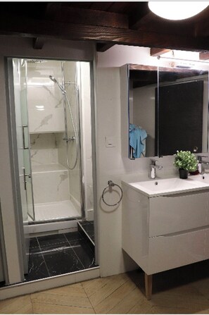 Dusche, Haartrockner, Bidet, Handtücher