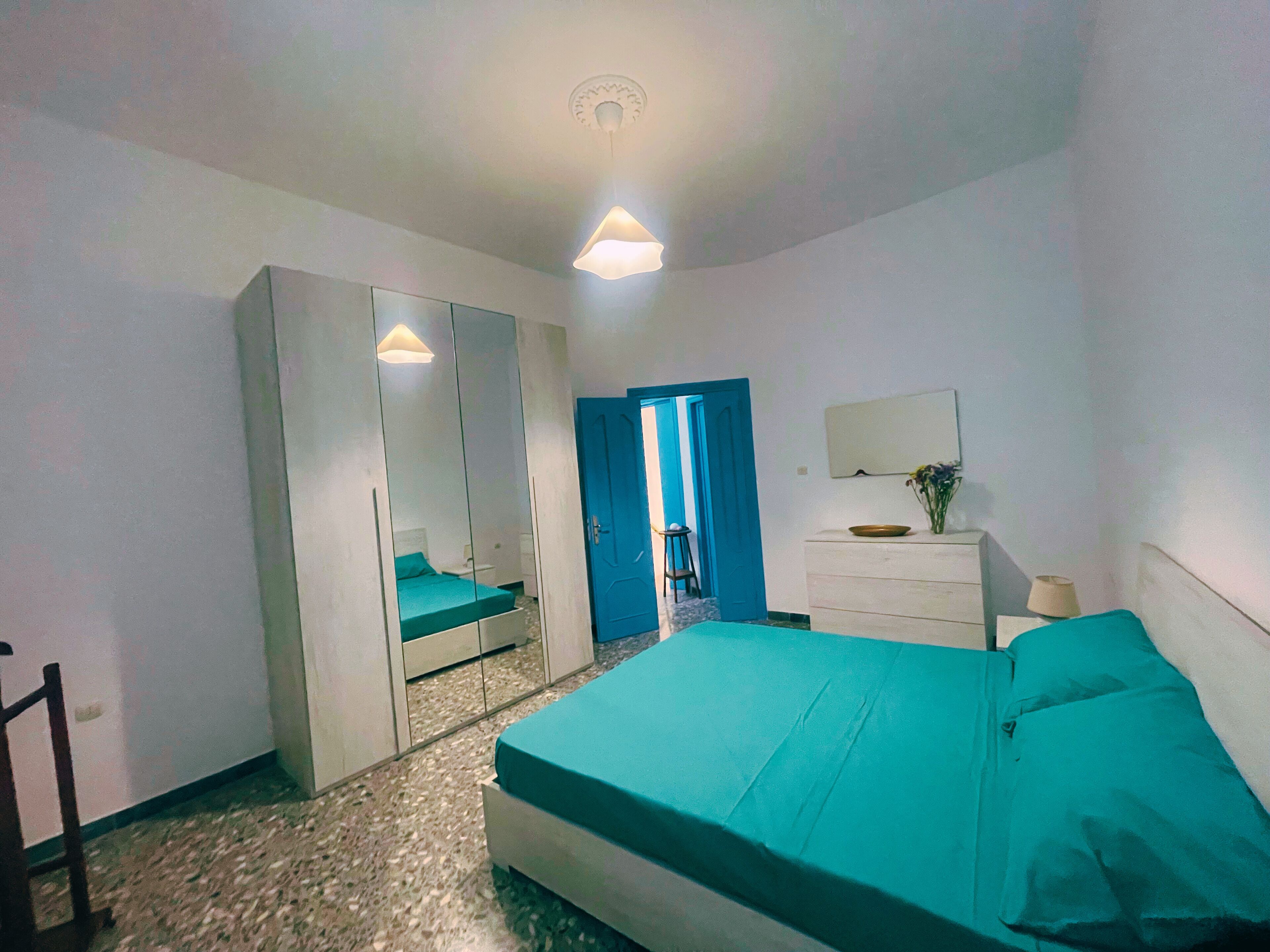 2 habitaciones, tabla de planchar con plancha y ropa de cama 