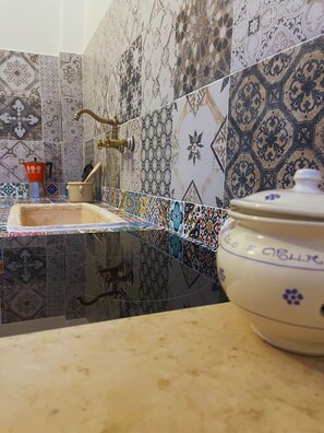 Shower, hair dryer, bidet, towels