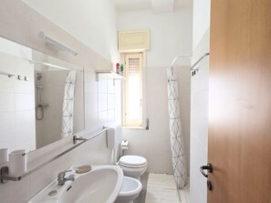 A compact bathroom with a sink, toilet, and shower. - Dammuso - Campobello - RENT'CA (Pantelleria)