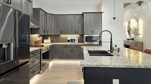 Refrigerador, microondas, horno y parrilla de estufa 