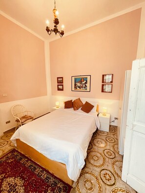 1 habitación, tabla de planchar con plancha, wifi gratis y ropa de cama