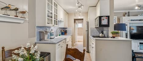 ثلاجة، ميكروويف، ماكينة لصنع القهوة/الشاي، محمصة خبز