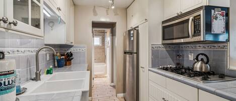 Refrigerador, microondas, cafetera/tetera, tostadora