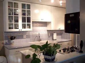 Réfrigérateur, micro-ondes, cafetière/bouilloire, grille-pain