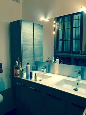 Douche, sèche-cheveux, serviettes fournies, savon