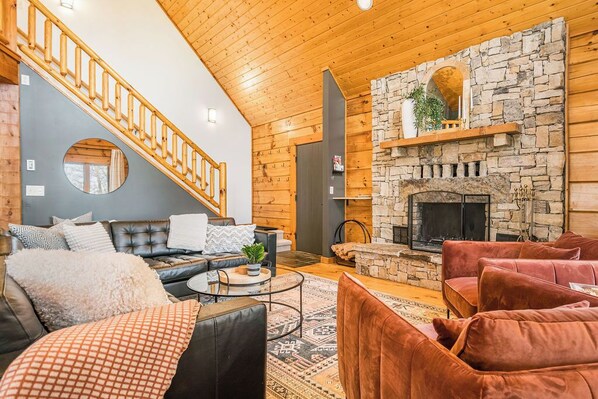 Smart TV, chimenea, futbolito, mesa de ping pong