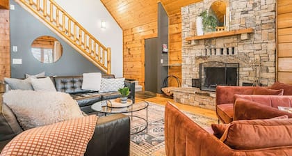Speakeasy, Bunk Room, Hot Tub, Private 2 acres
