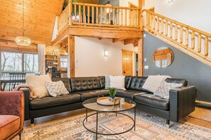 Smart TV, chimenea, futbolito, mesa de ping pong