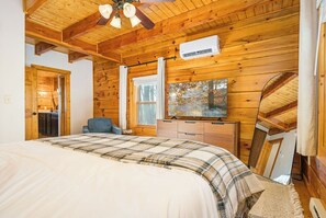 3 habitaciones, escritorio y tabla de planchar con plancha