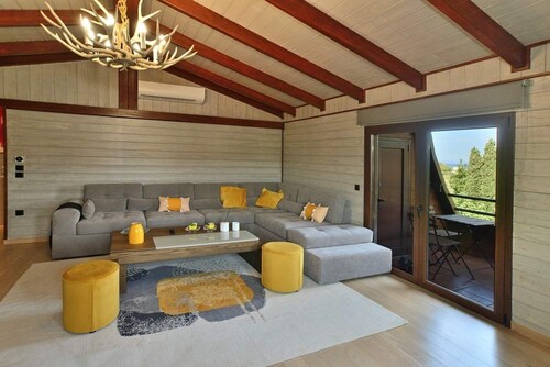Pool Villa Desmira
Dive in the pleasure and relax by the pool, close to the sea.