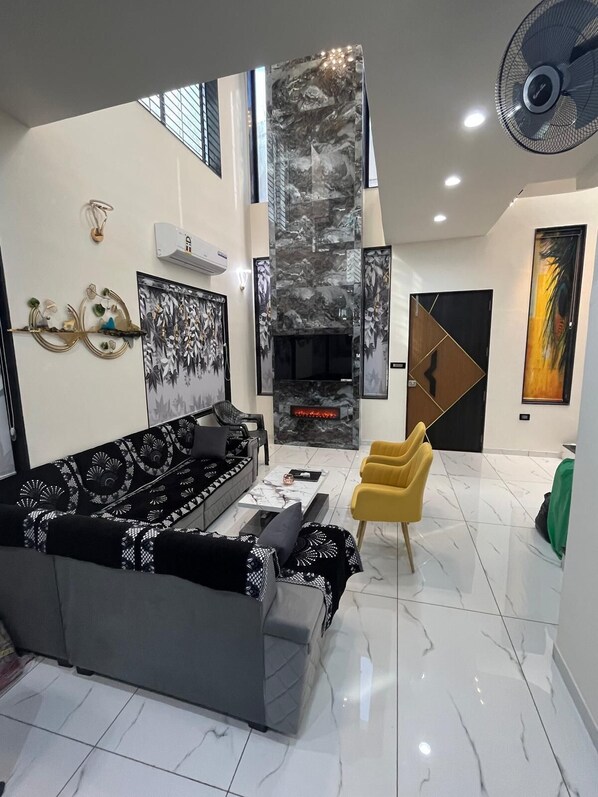 TV connectée, cheminée, livres