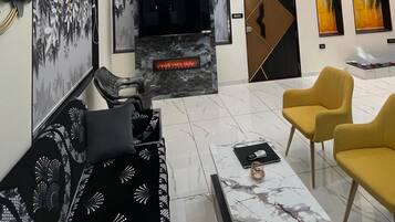 Smart TV, lareira, livros