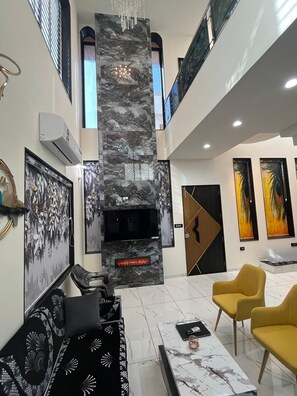 Smart-TV, peis og bøker