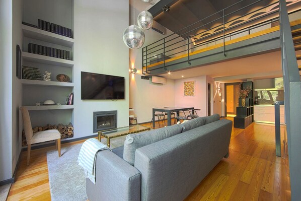 Fireplace - Lisbon Premium Loft by Homing (Lisbon)