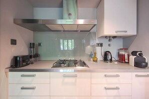 Microwave, coffee/tea maker, cookware/dishes/utensils - Lisbon Premium Loft by Homing (Lisbon)