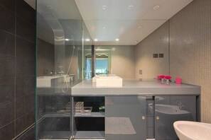 Shower, towels - Lisbon Premium Loft by Homing (Lisbon)