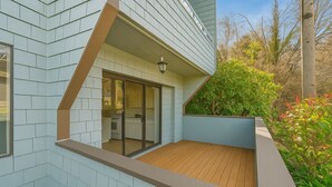 Unclassified image, 5 of 21, button - 2B2B Mercer Island (Mercer Island)