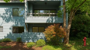 Unclassified image, 4 of 21, button - 2B2B Mercer Island (Mercer Island)